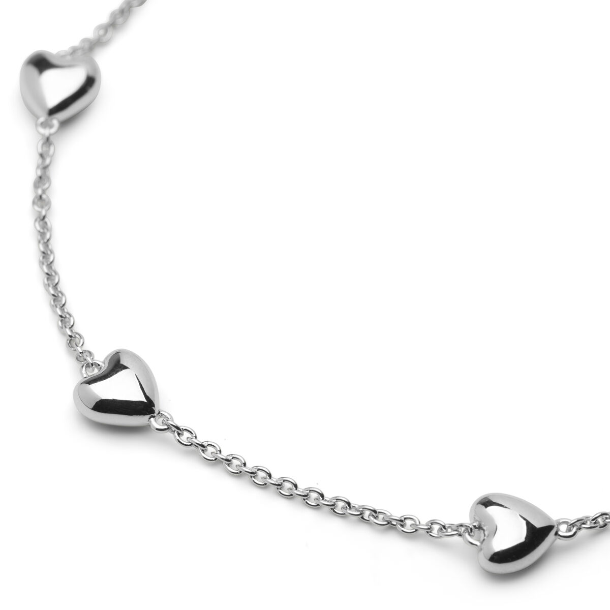 Filigranes Armband aus silberfarbenem Metall mit mehreren kleinen herzförmigen Anhängern, auf weißem Hintergrund detailreich dargestellt.
