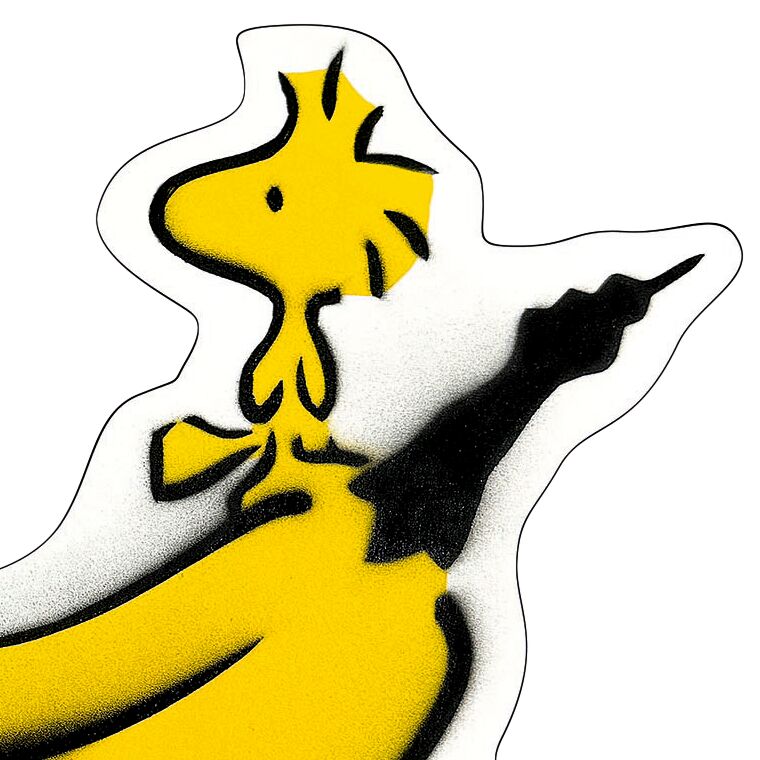 Das Bild zeigt ein Wandobjekt im Pop-Art-Stil: Woodstock, der gelbe Vogel aus den Peanuts, sitzt auf einer gelben Banane, die dynamisch und verspielt gestaltet ist. Die Konturen sind schwarz vor weißem Hintergrund. Hochwertige Reproduktion auf Aluminium hinter Acrylglas.