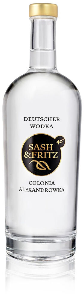 Die Abbildung zeigt eine Flasche Wodka der Marke 'Sash & Fritz'. Die Flasche ist transparent mit einem goldenen Verschluss und einem schwarzen und goldenen Etikett. Der Text auf dem Etikett lautet 'Deutscher Wodka, Sash & Fritz, Colonia Alexandrowka'.