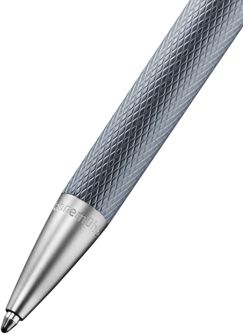 Ein eleganter Kugelschreiber der Slim Edition mit einer präzisen Spitze und einem schlanken Design in silberner und grauer, metallischer Optik.