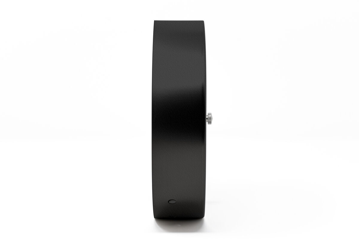 Eine schlank gestaltete Wetterstation aus schwarz glänzendem Edelstahl, die die Temperatur, die Luftfeuchtigkeit und den Luftdruck anzeigt. Das Gerät hat ein modernes, minimalistisches Design und wirkt sehr elegant.