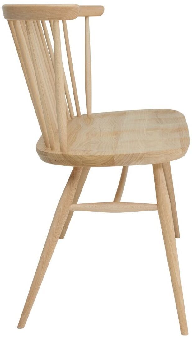 Seitliche Ansicht eines eleganten Holzstuhls der ZEIT-Sonderedition 'Loveseat' von Ercol mit naturbelassenem Holzfinish. Der Stuhl hat eine klassische Form mit einer leicht nach hinten geneigten Rückenlehne und stabilen vier Beinen. Perfekt für modernes und stilvolles Wohn- und Esszimmerdekor.