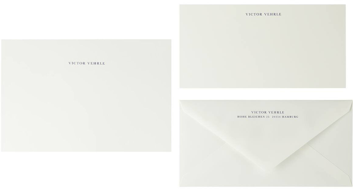 Ein Set aus dunkelblauem Briefpapier im Miniformat und passenden Umschlägen. Das Set besteht aus drei Teilen und ist elegant und schlicht gestaltet.