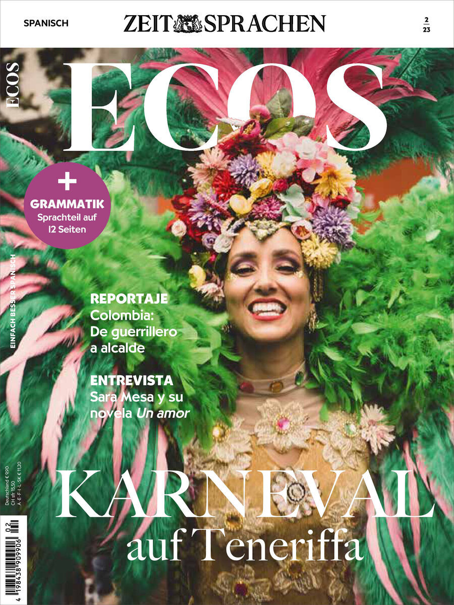 Titelbild des Ecos Magazins 02/2023. Eine lächelnde Frau in einem bunten, federreichen Kostüm, das Grün, Rosa und Gold dominiert. Text auf dem Cover weist auf einen Artikel über den Karneval auf Teneriffa hin.