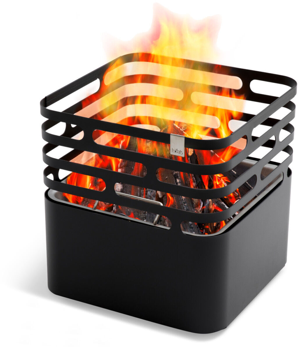 Ein moderner Feuerkorb aus schwarzem Metall mit quadratischem Design ist im Bild zu sehen. Flammen lodern intensiv aus dem Korb, was ihm ein warmes und einladendes Aussehen verleiht. Die Struktur des Feuerkorbs wirkt robust und gleichzeitig stilvoll.