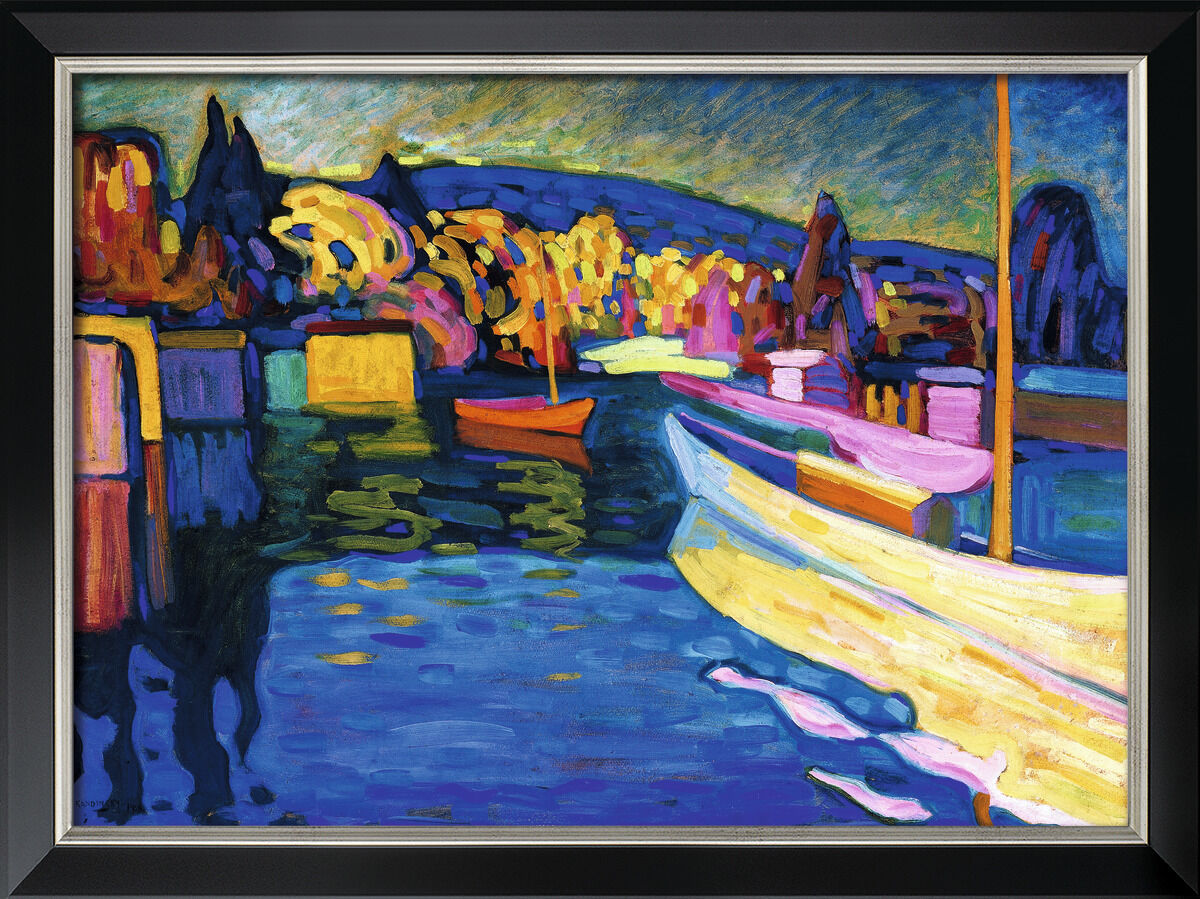 Gemälde von Wassily Kandinsky mit mehreren Booten auf einem blauen Gewässer vor einer lebendigen, herbstlichen Landschaft aus intensiv leuchtenden Farben; abstrakter Ausdruck und kontrastreiche Farbtöne dominieren die Szene.