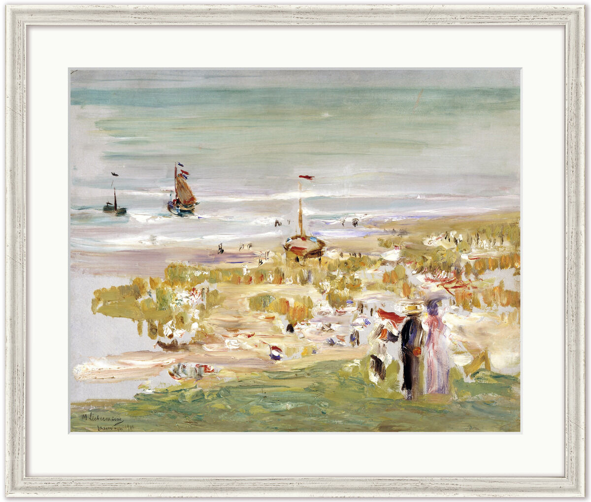 Ein impressionistisches Gemälde von Max Liebermann aus dem Jahr 1900, das den Strand von Scheveningen zeigt. Es sind viele Menschen zu sehen, die sich am Strand vergnügen, während Boote im Hintergrund im Wasser schwimmen. Die Farben sind hauptsächlich Grün, Blau, Weiß, Gelb und Braun.