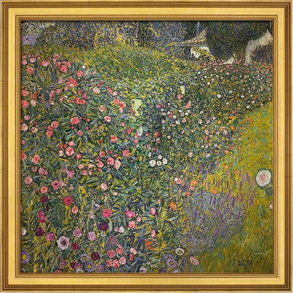 Ein Gemälde von Gustav Klimt namens 'Italienische Gartenlandschaft' zeigt eine üppige Blumenwiese mit rosa, lila und weißen Blüten, umgeben von grüner Vegetation. Die dichte Bepflanzung verleiht dem Bild eine lebendige und farbenfrohe Atmosphäre. Das Kunstwerk ist in einem goldenen Rahmen präsentiert.