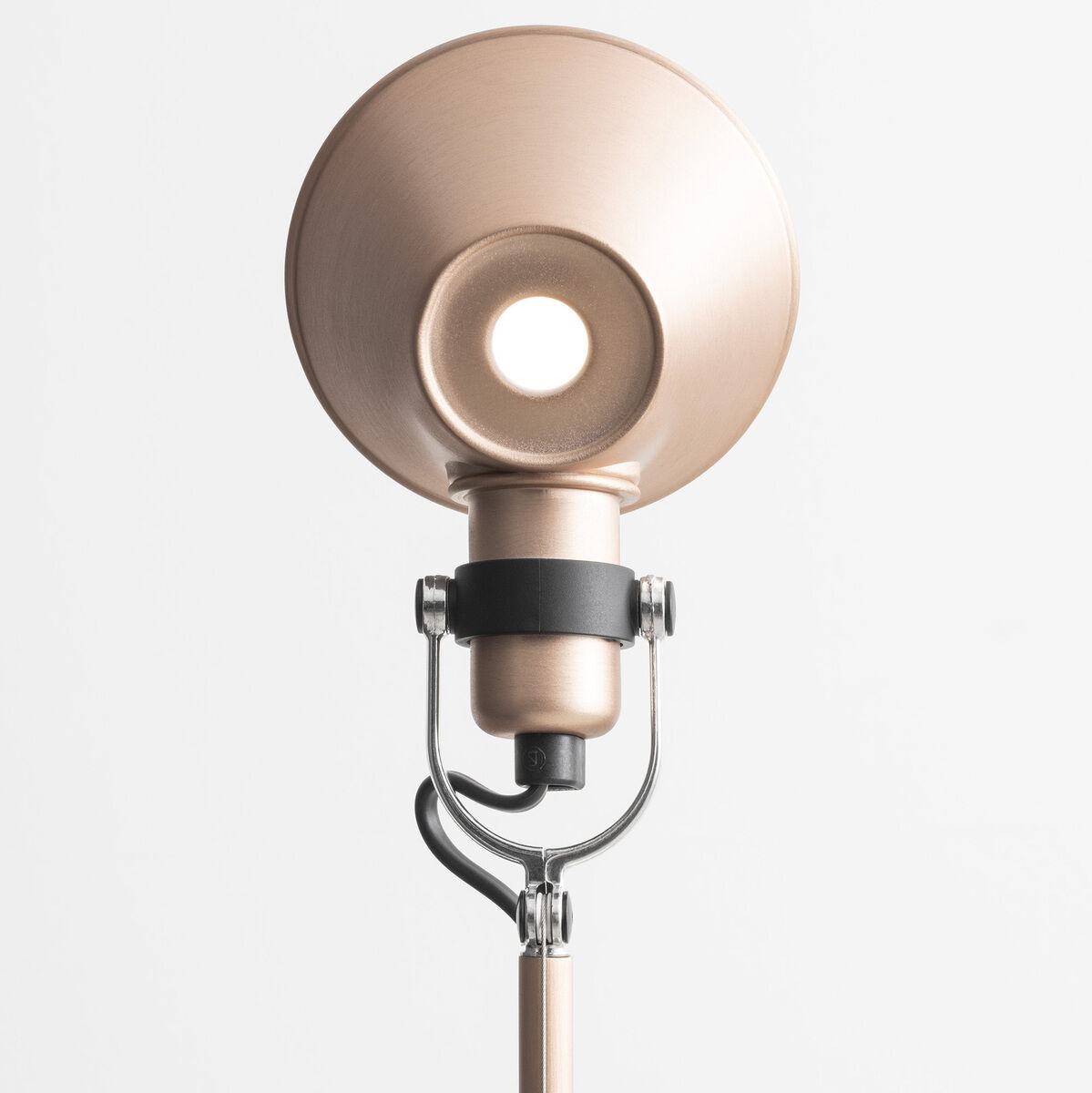 Eine Nahaufnahme der Artemide »Tolomeo Micro« Lampe mit einer goldfarbenen, metallischen Oberfläche und einem modernen, minimalistischen Design. Die Lampe hat eine einstellbare Halterung und eignet sich ideal als Tisch- oder Schreibtischlampe.