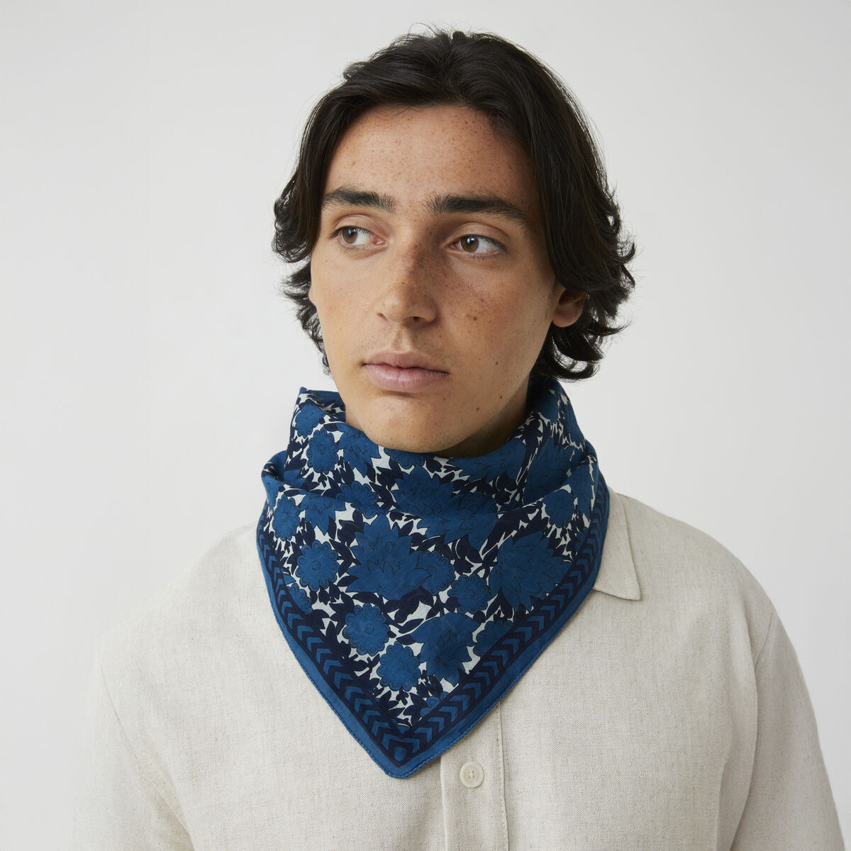 Baumwolltuch »No. 791« von MOISMONT aus 100 % Baumwolle, quadratisch 67 x 67 cm, mit zweifarbigem, von Hand gedrucktem Blumenmuster in Indigo- und Blautönen. Chevron-Bordüre, dezenter Marken-Schriftzug. Leicht, anschmiegsam und elegant.