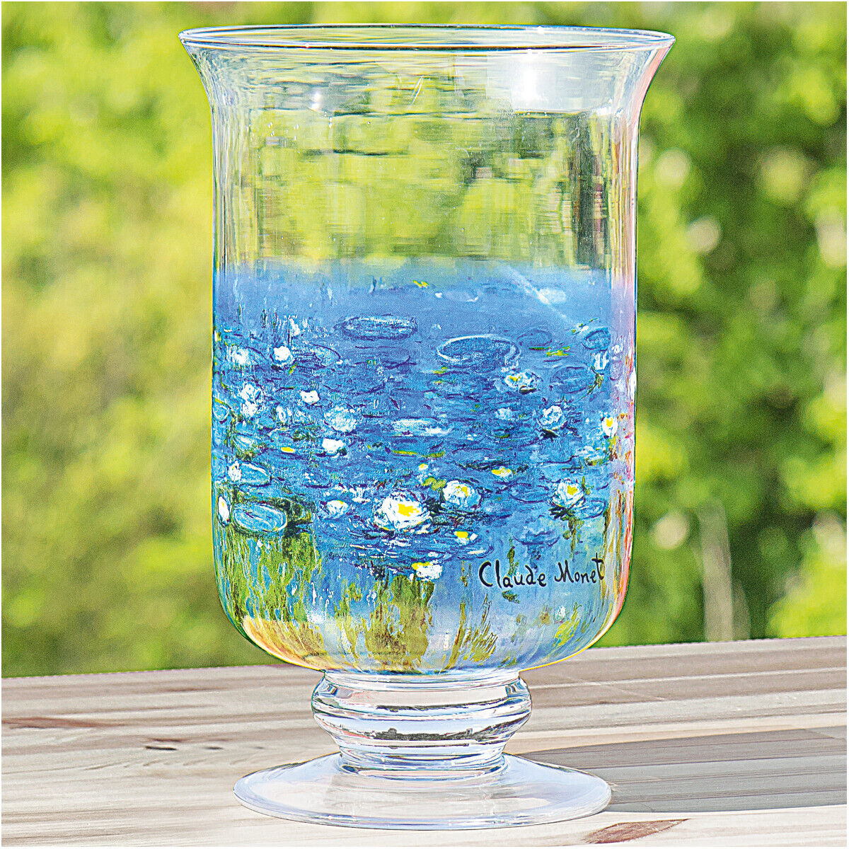 Glaswindlicht oder Vase mit einem Kunstwerk von Claude Monet, das Wasserlilien und eine aquatische Szene in Blau- und Grüntönen darstellt. Das Kunstwerk ist detailliert und farbenfroh, perfekt als Dekorationsstück.