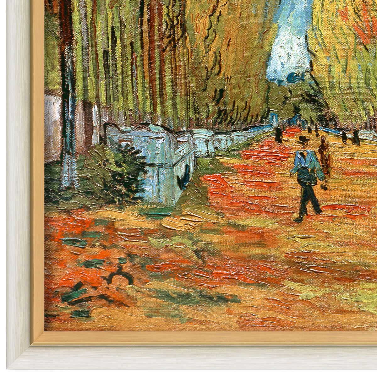 Sehr detailreicher Kunstdruck von Vincent van Goghs „L'Allée des Alyscamps“ (1888), 78x64 cm, auf Künstlerleinwand, gerahmt mit Massivholz in weiß-gold. Farben sind kräftig: goldene Baumallee mit herbstlichen Orangetönen, leuchtendes Grün und Türkis, idyllische Stimmung, hochwertige Reproduktion.