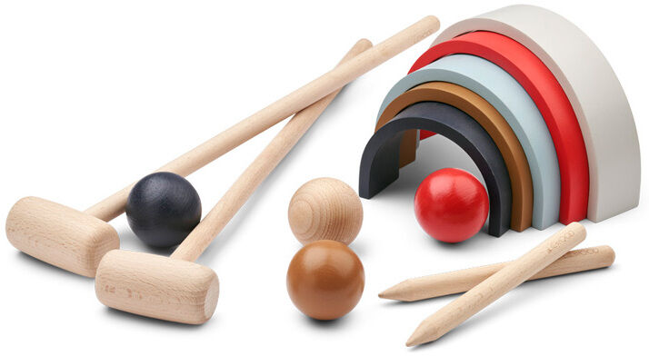 Das Croquet-Set »Alen« besteht aus mehreren Holzschlägern, bunten Holzbällen und Bögen. Es ist ein hochwertiges, handgefertigtes Freiluftspielzeug, ideal für Kinder und Familienaktivitäten im Garten.
