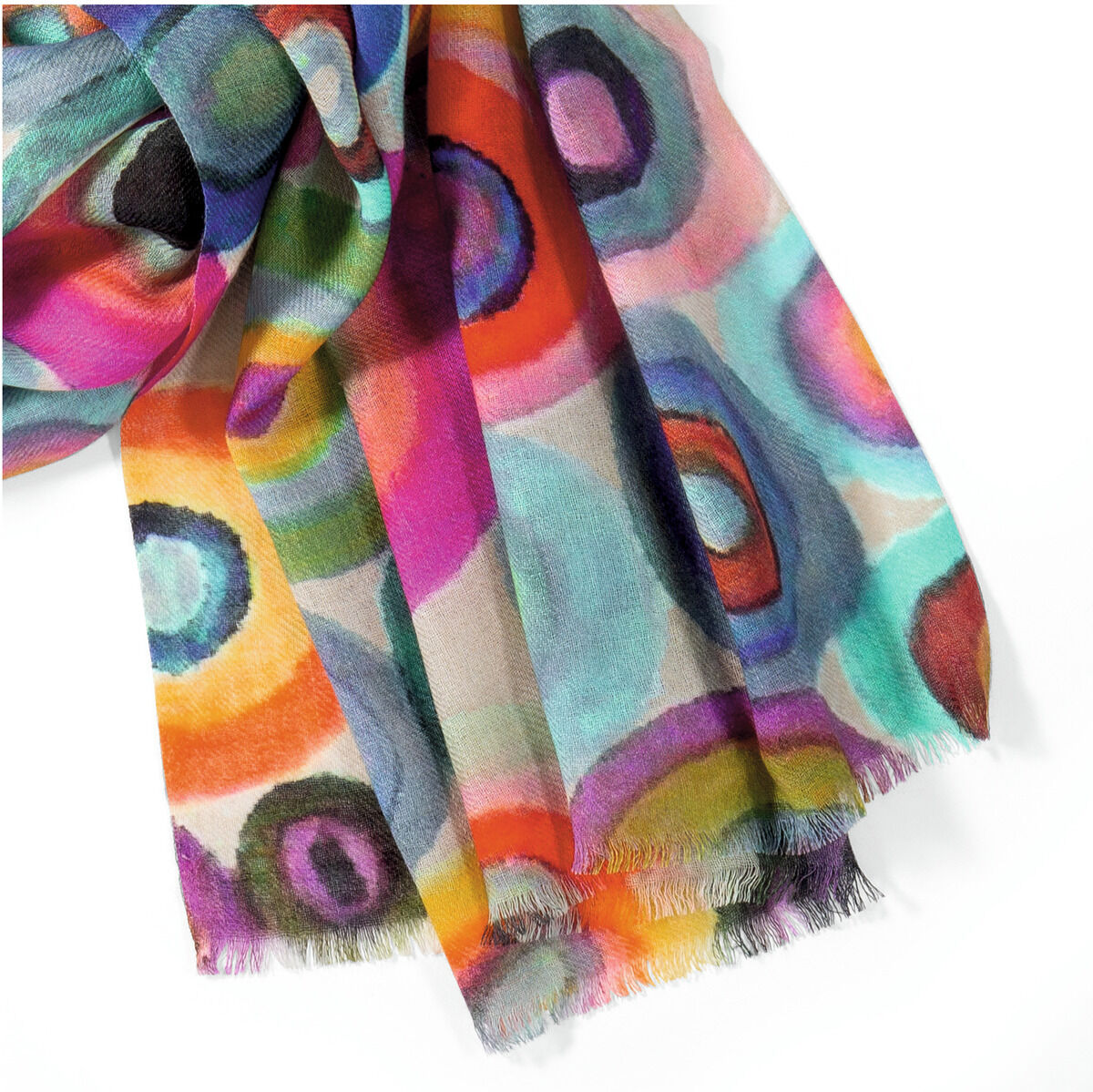 Der Schal „Colorful Moments“ von Ars mundi ist aus 92% Wolle und 8% Seide gefertigt. Er zeigt ein leuchtendes, abstraktes Muster mit Kreisen und Farbfeldern in Blau, Rot, Orange, Gelb, Grün und weiteren Farben auf hellem Grund. Die Oberfläche wirkt weich und leicht glänzend.