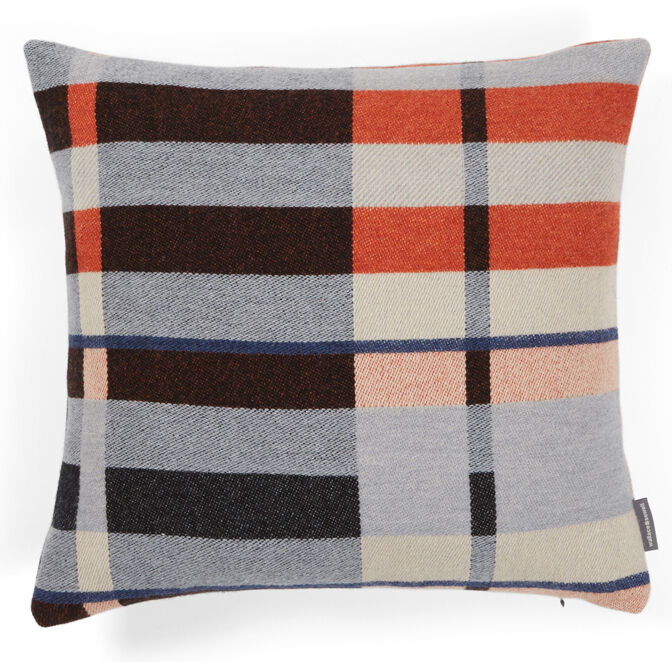 Quadratisches Kissen im Bauhaus-Stil mit geometrischem Muster. Das Kissen zeigt unterschiedlich große Rechtecke und Linien in den Farben Schwarz, Grau, Rot, Orange, Beige und Blau. Ideal als Dekokissen für moderne Innenräume.