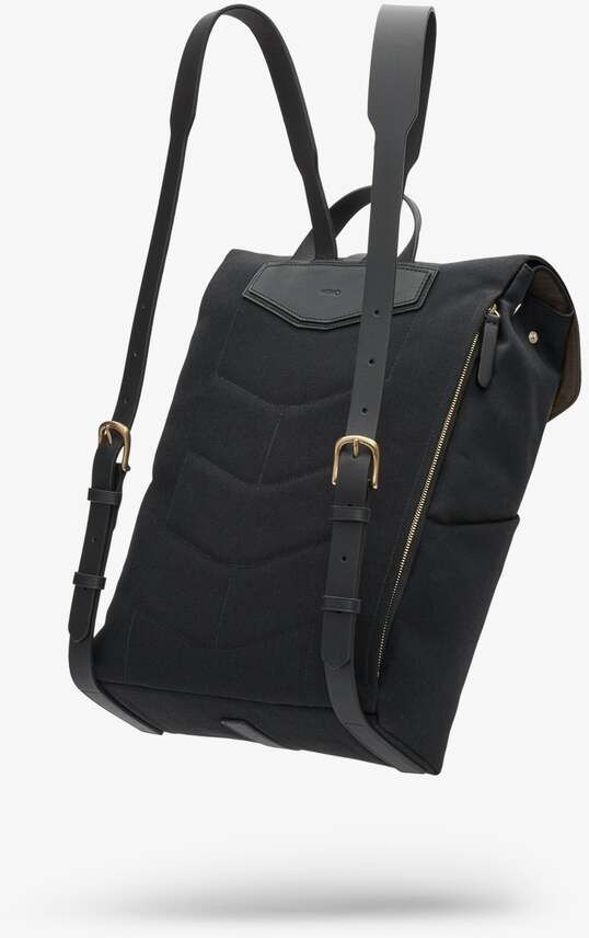Ein eleganter schwarzer Rucksack von MISMO mit goldenen Akzenten. Der Rucksack hat verstellbare, robuste Schultergurte und ist aus hochwertigen Materialien gefertigt. Perfekt für Herren und Damen, sowohl für die Stadt als auch für Outdoor-Aktivitäten geeignet.