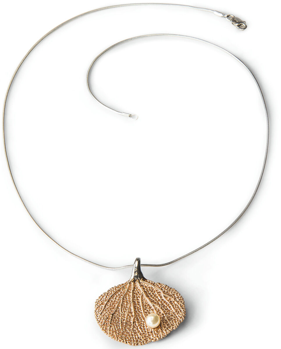 Silbernes Collier mit einem roségoldenen Anhänger in Form einer fächerförmigen Koralle, verziert mit einer weißen Perle. Der Halsschmuck liegt auf weißem Hintergrund und wirkt maritim und elegant.