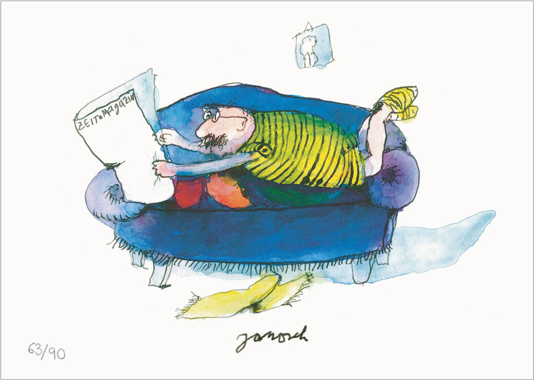 Illustration eines Mannes, der auf einem blauen Sofa liegt und eine Zeitung mit der Überschrift 'Beitrag zur Malerei' liest. Der Mann trägt ein gestreiftes T-Shirt und gelbe Socken. Im Hintergrund ist ein weiteres Kunstwerk an der Wand zu sehen.