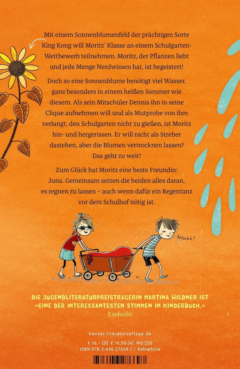 Das Bild zeigt das Buchcover von 'Moritz, King Kong und der Regentanz'. Im Vordergrund befinden sich zwei Kinder, eines schiebt einen roten Handwagen. Im Hintergrund ist ein Text auf orangefarbenem Hintergrund zu sehen. Die Illustrationen sind farbenfroh und geben eine fröhliche Stimmung wieder.