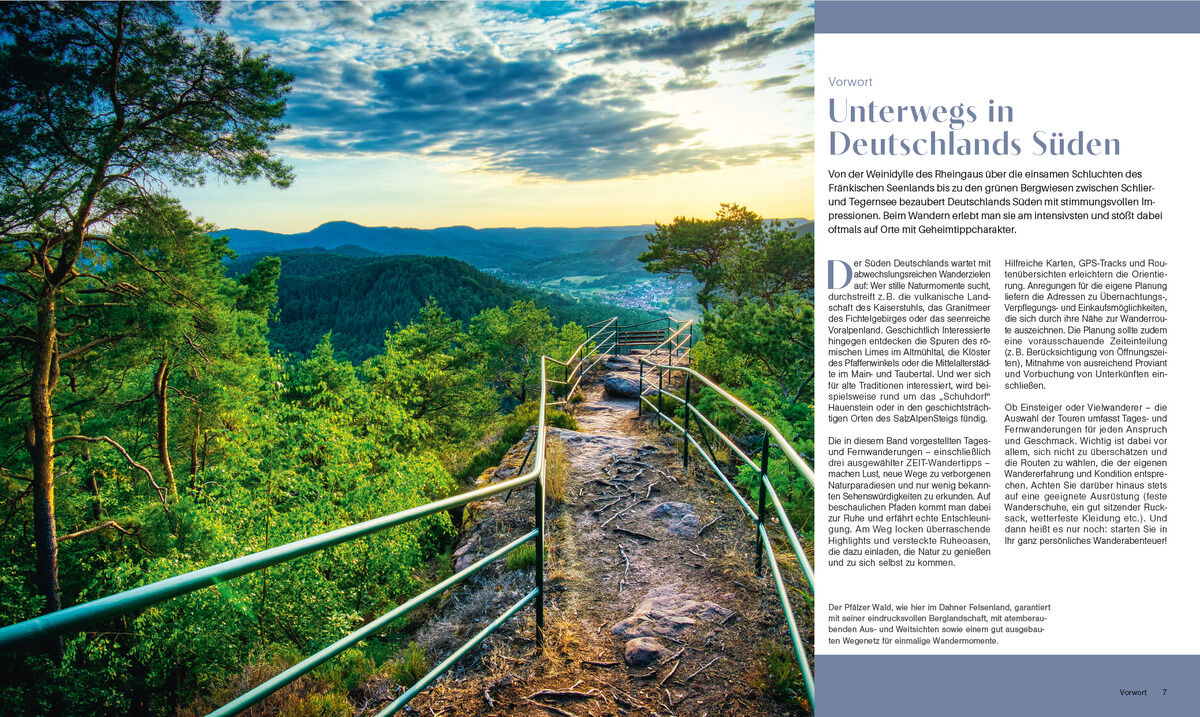 Doppelseite eines Buchs mit dem Titel »WanderGlück in Deutschlands Süden« von DIE ZEIT, links ein Panoramaweg auf einem Felsen mit Geländer und Blick über bewaldete Hügel, rechts ein Fließtext mit Überschrift und Landschaftsbeschreibung, Sonnenuntergang am Himmel.