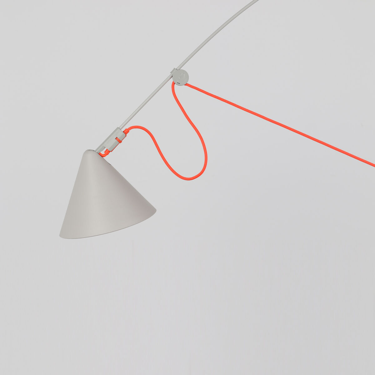 Moderne Stehlampe »AYNO« Silk mit grauem Lampenschirm und rotem Kabel, verstellbar und minimalistisch im Design.