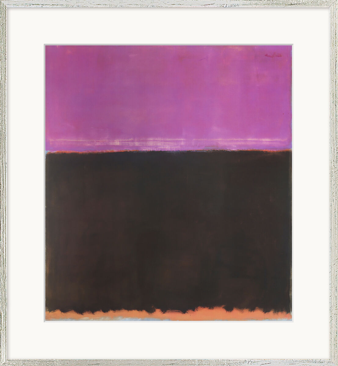 Gerahmter Kunstdruck von Mark Rothkos Gemälde 'Untitled (Purple, Black)' aus dem Jahr 1953, bestehend aus einem großen, violetten Farbbereich im oberen Teil und einem schwarzen Farbbereich darunter, mit zarten Übergängen und leichtem orangefarbenem Akzent am unteren Rand, präsentiert in einem weißen Passepartout und dezent silbernem Rahmen.