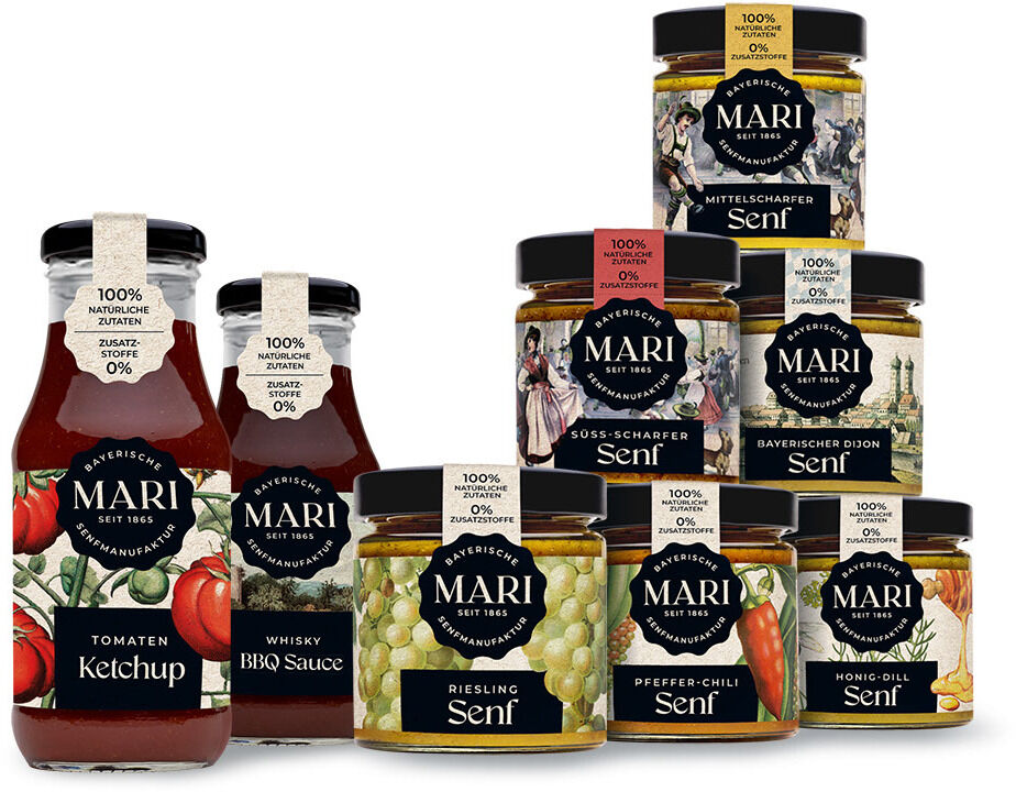 Das »BBQ Gourmet Set« von Mari-Senf besteht aus mehreren Gläsern und Flaschen verschiedener Senf- und Saucenvarianten. Die Etiketten sind farbenfroh mit Bildern und Markenlogo gestaltet und präsentieren die Geschmacksrichtungen von scharfem bis mildem Senf sowie Ketchup und BBQ Sauce.