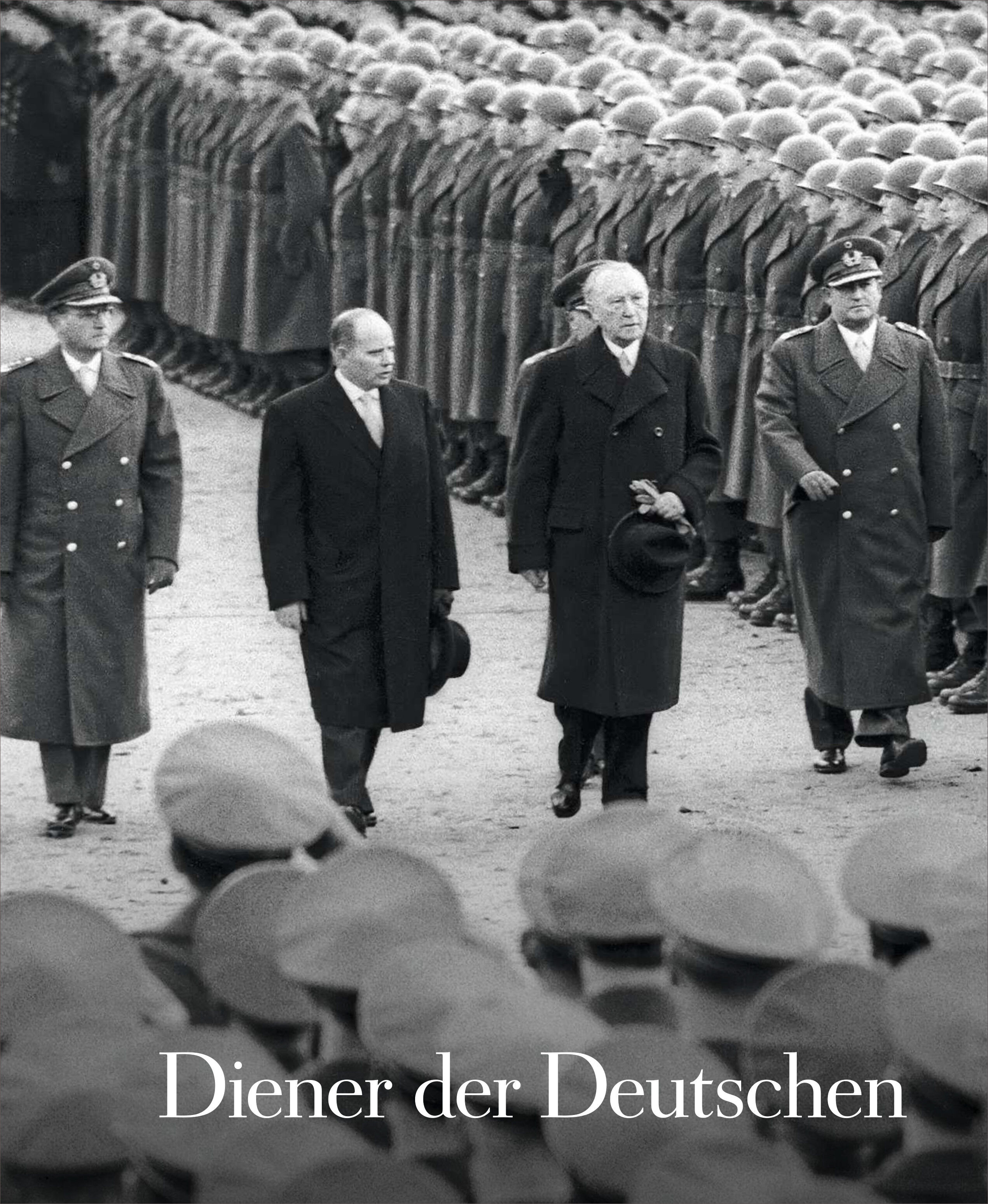 Historische Schwarz-Weiß-Fotografie mit Reihen uniformierter Bundeswehrsoldaten und vier voranschreitenden Männern im Vordergrund, darunter Politiker und Militärs, bei einer Parade oder Inspektion, mit dem Schriftzug 'Diener der Deutschen'.
