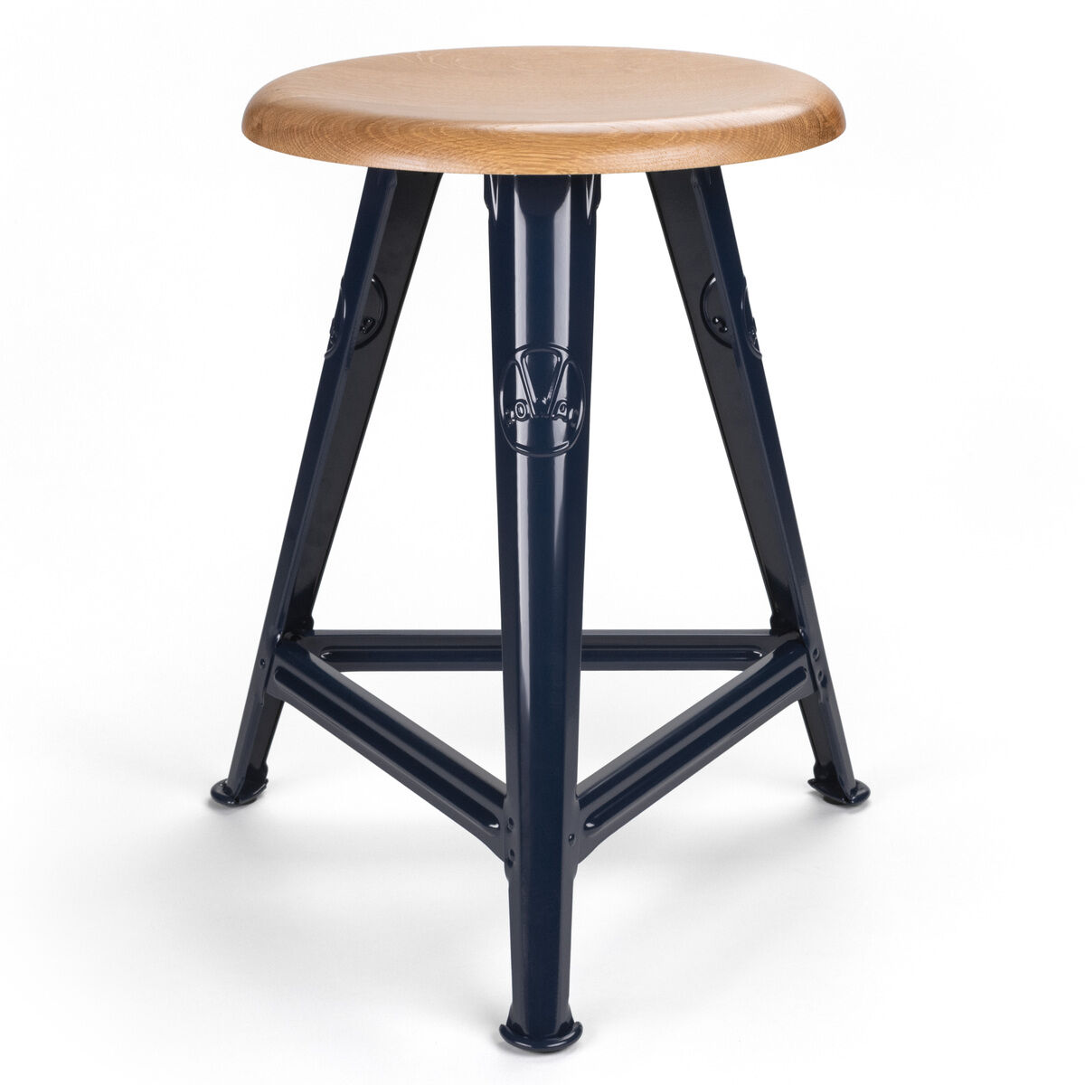 Ein moderner Hocker mit einer runden Sitzfläche aus Naturholz und einem stabilen dreibeinigen Gestell aus blauem Metall. Der Hocker vereint Industriedesign mit zeitlosem Stil und ist für verschiedene Wohnräume geeignet.
