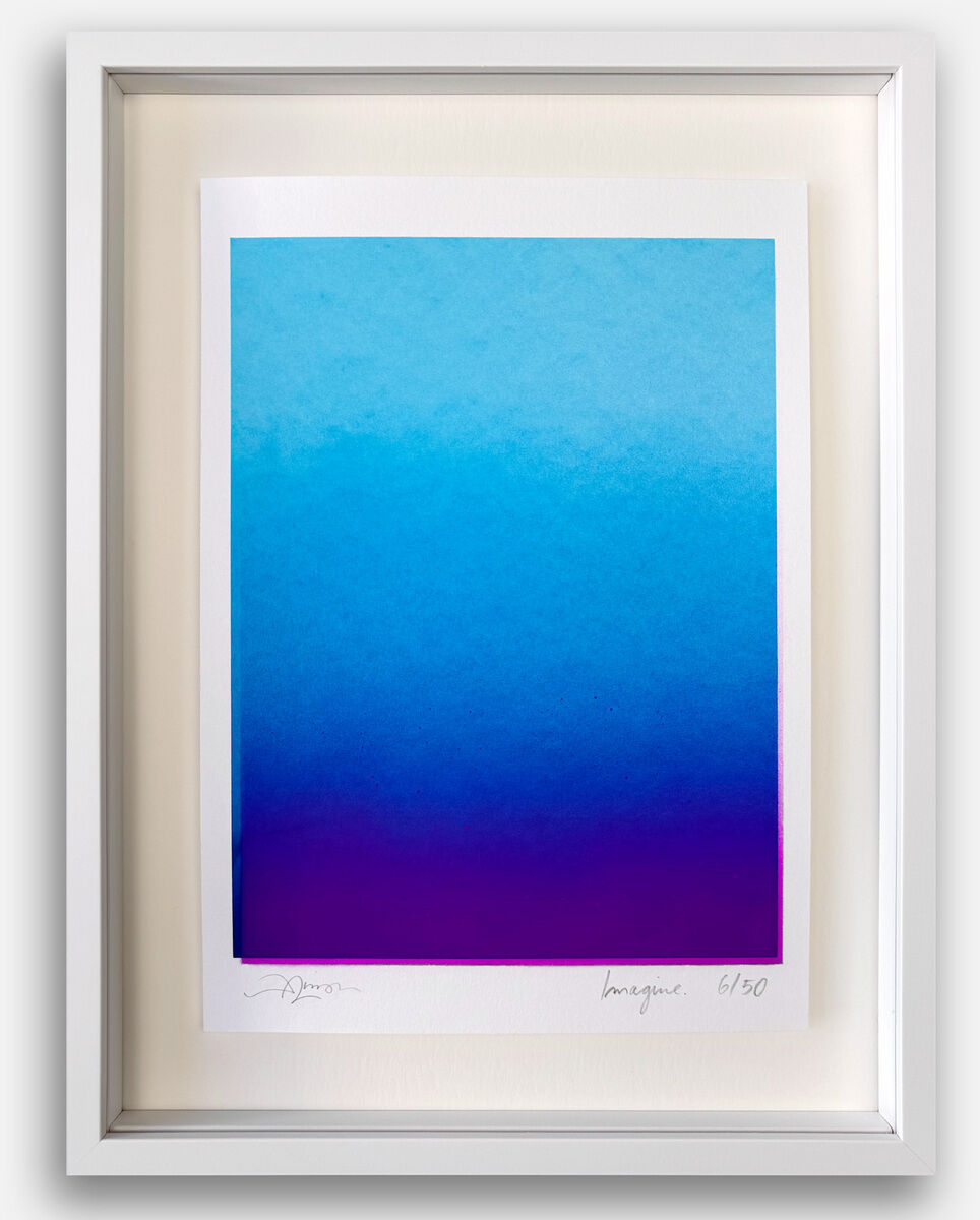 Abstraktes Kunstwerk in edler, schwebender Eichenholzrahmung unter Museumsglas. Das Bild zeigt einen intensiven Farbverlauf von leuchtendem Blau zu tiefem Violett. Die Komposition wirkt klar, reduziert und strahlt durch kräftige, echte Farbpigmente. Signiert und nummeriert.