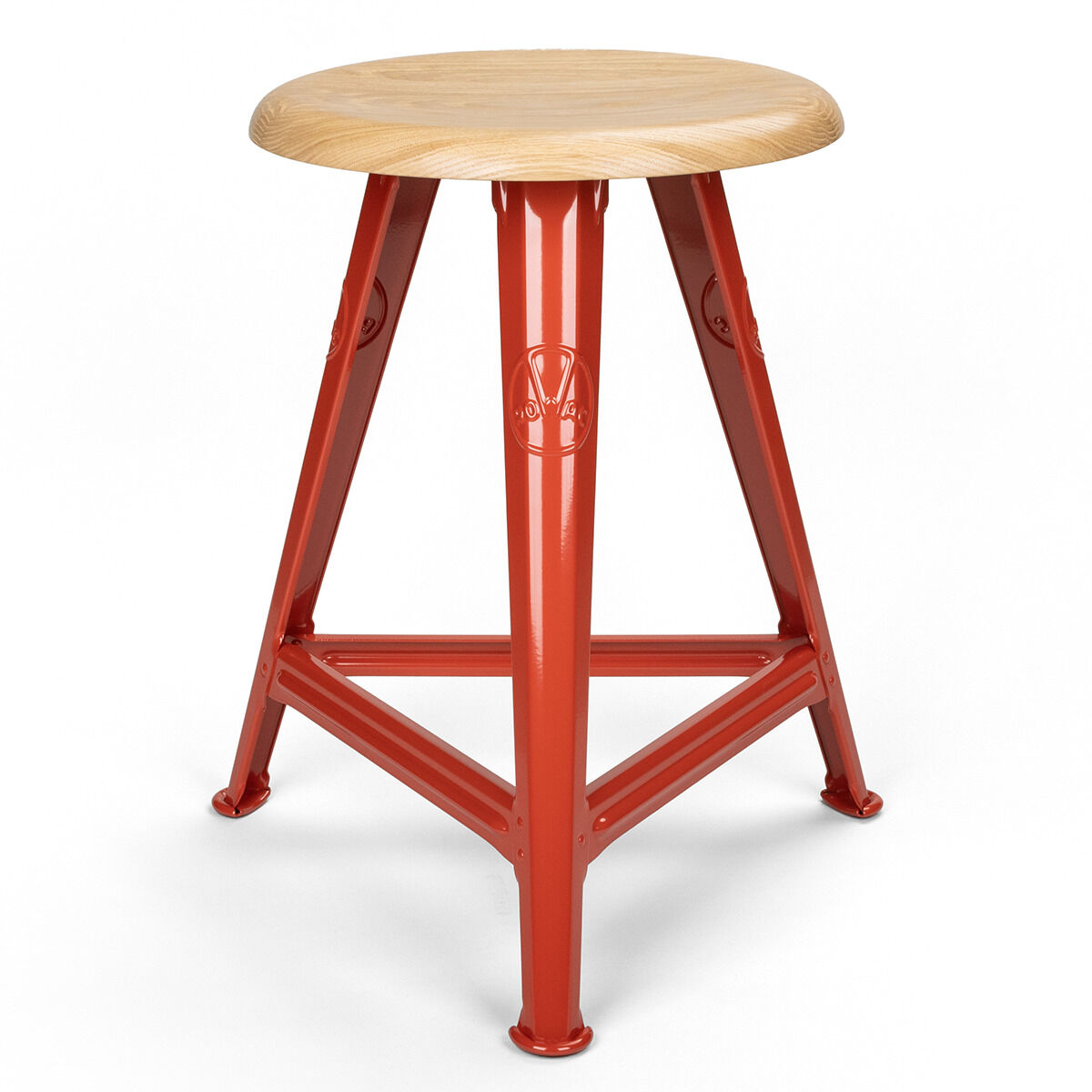 Ein Hocker mit einem runden, holzfarbenen Sitz und einem Gestell aus rotem Metall. Das Design ist schlicht und industriell, mit einem stabilen und minimalistischem Look.