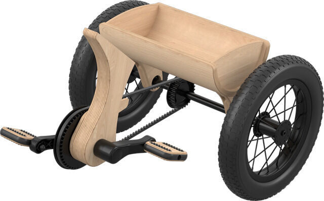Die Abbildung zeigt eine Dreirad-Erweiterung aus Holz und Metall mit zwei großen schwarzen Rädern, Pedalen und einem Holzrahmen, die als Zubehör für ein Balance Bike für Kinder gedacht ist.