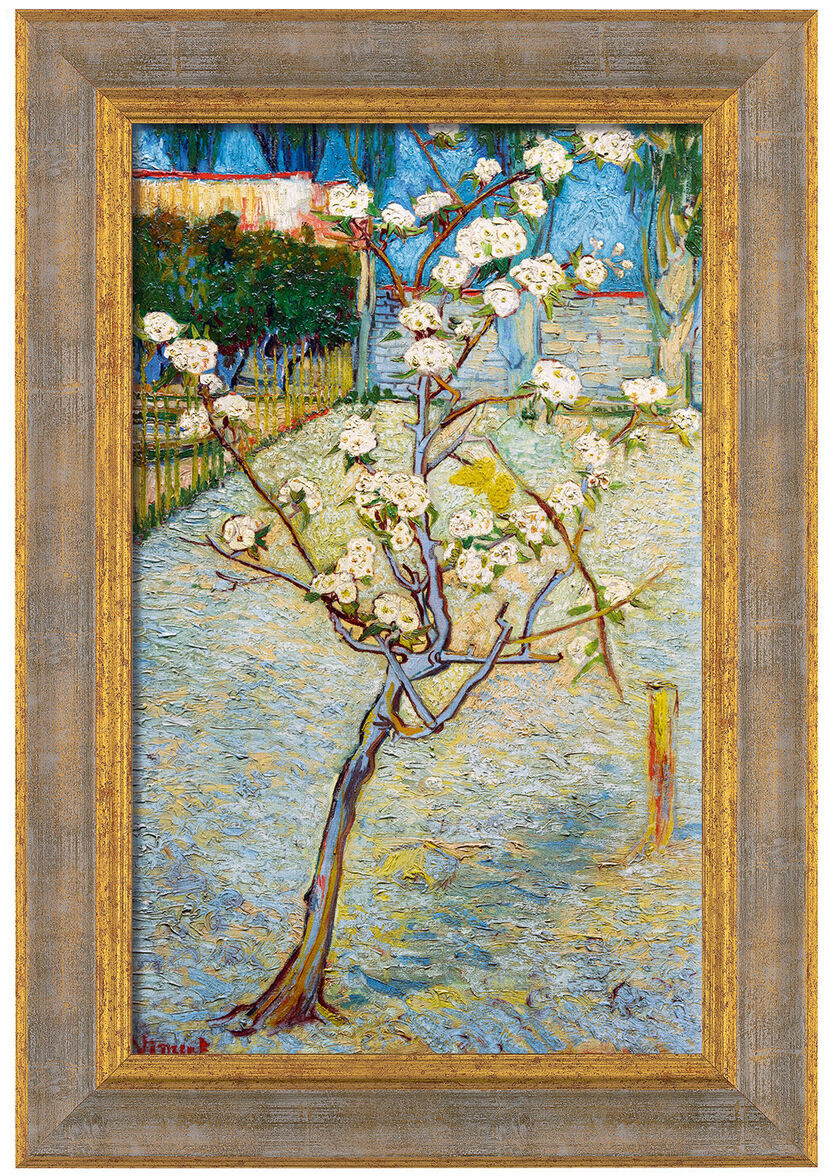 Ein Gemälde von Vincent van Gogh mit dem Titel »Birnenbaum in Blüte«, Arles 1888. Das Bild zeigt einen blühenden Birnenbaum mit weißer Blüte auf einer Frühlingslandschaft, umgeben von grünen und blauen Tönen sowie einer hölzernen Umzäunung im Hintergrund. In einem goldenen Rahmen präsentiert.