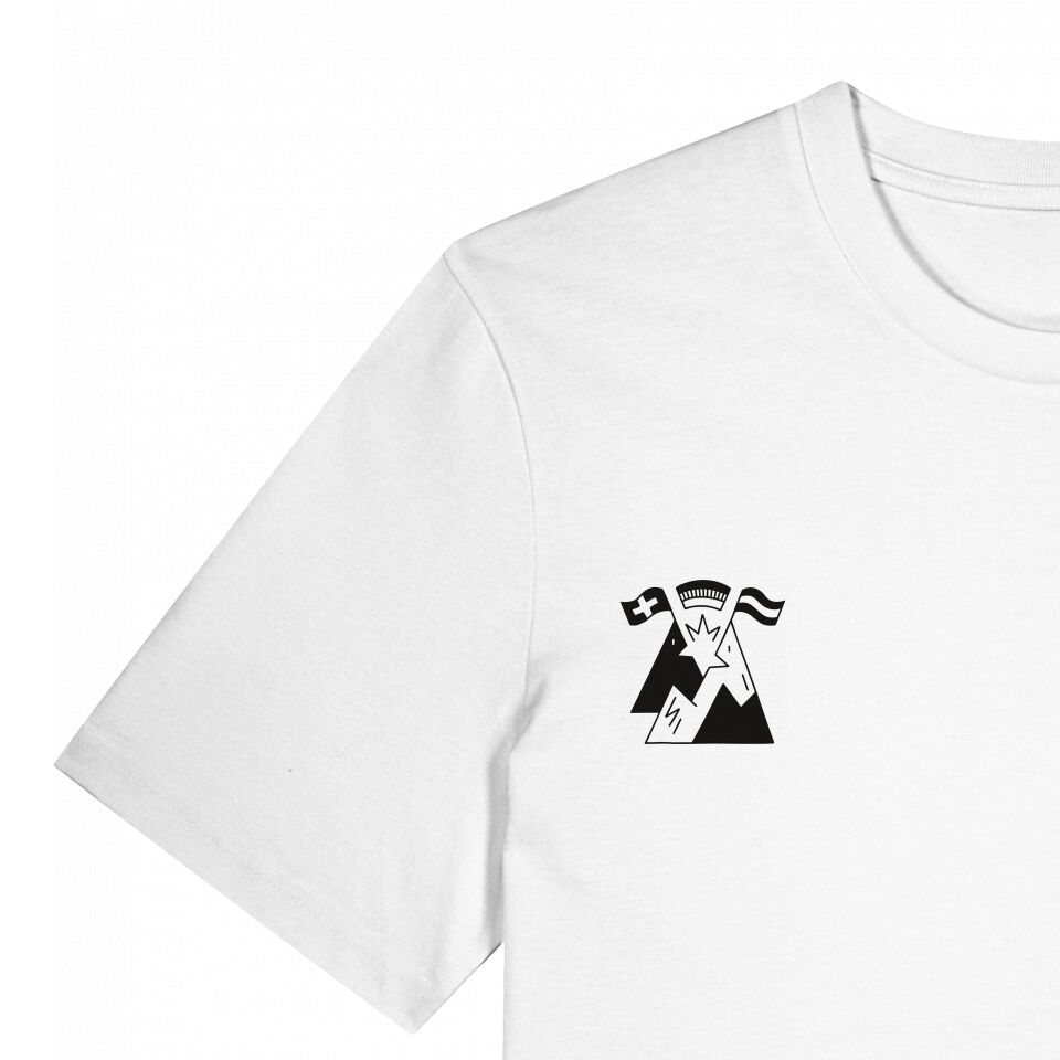 Weißes T-Shirt mit schwarzem grafischem Druck auf der linken Brust. Das Motiv zeigt stilisierte Berge, eine Schweizer Fahne, eine österreichische Fahne und eine Krone. Das Design repräsentiert deutschsprachige Alpenländer. Das Shirt liegt flach auf weißem Hintergrund.