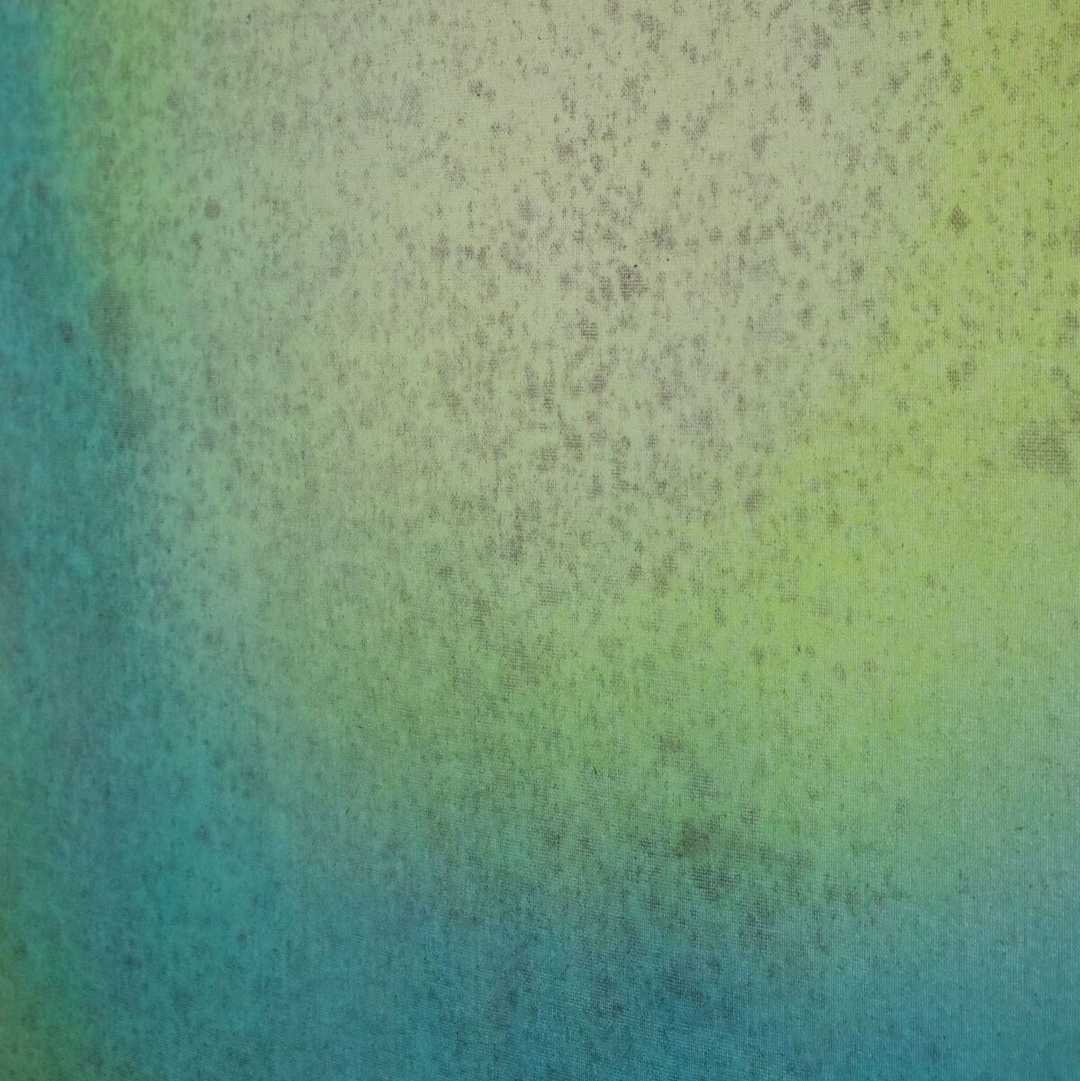 Ein abstraktes Kunstwerk mit grünen, gelben und blauen Farbtönen, die sich nahtlos vermischen. Die Oberfläche zeigt eine dezent strukturierte Fläche.