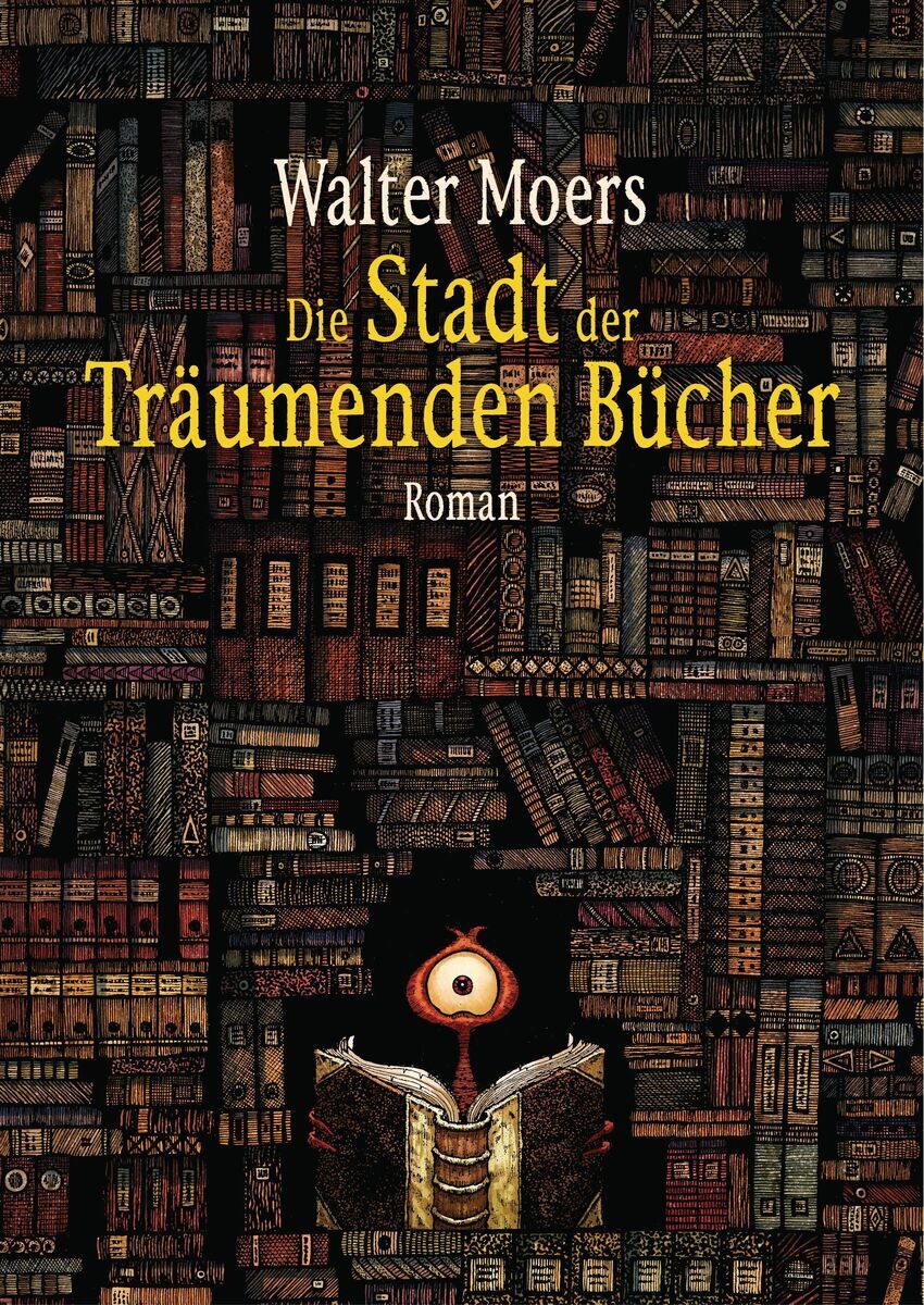 Das Buchcover von „Die Stadt der Träumenden Bücher“ von Walter Moers zeigt eine dichte Ansammlung von Regalen voller Bücher in unterschiedlichen Farben und Größen. Der Titel des Buches ist in gelben Buchstaben geschrieben. Unten in der Mitte des Covers befindet sich ein Auge, das aus einem geöffneten Buch herausblickt.