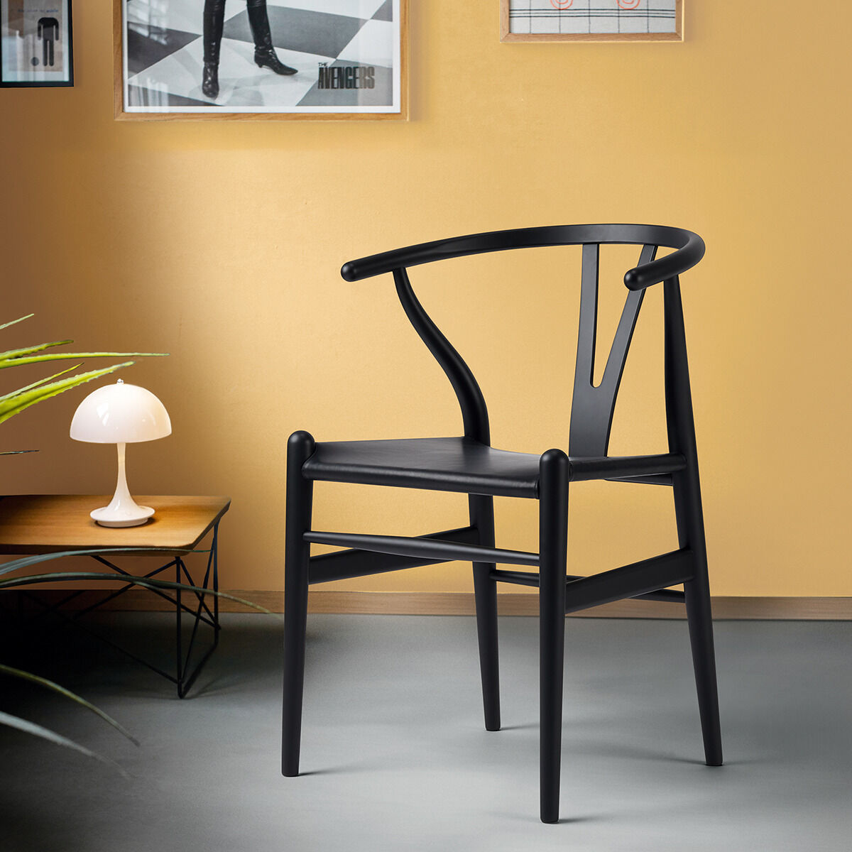 Der ZEIT Sonderedition »CH24« Wishbone Chair besteht aus Buche und Leder, und ist in einem modernen Esszimmer oder Wohnzimmer mit minimalistischer Einrichtung positioniert. Der Stuhl hat ein elegantes Design und eine schwarze Farbgebung.
