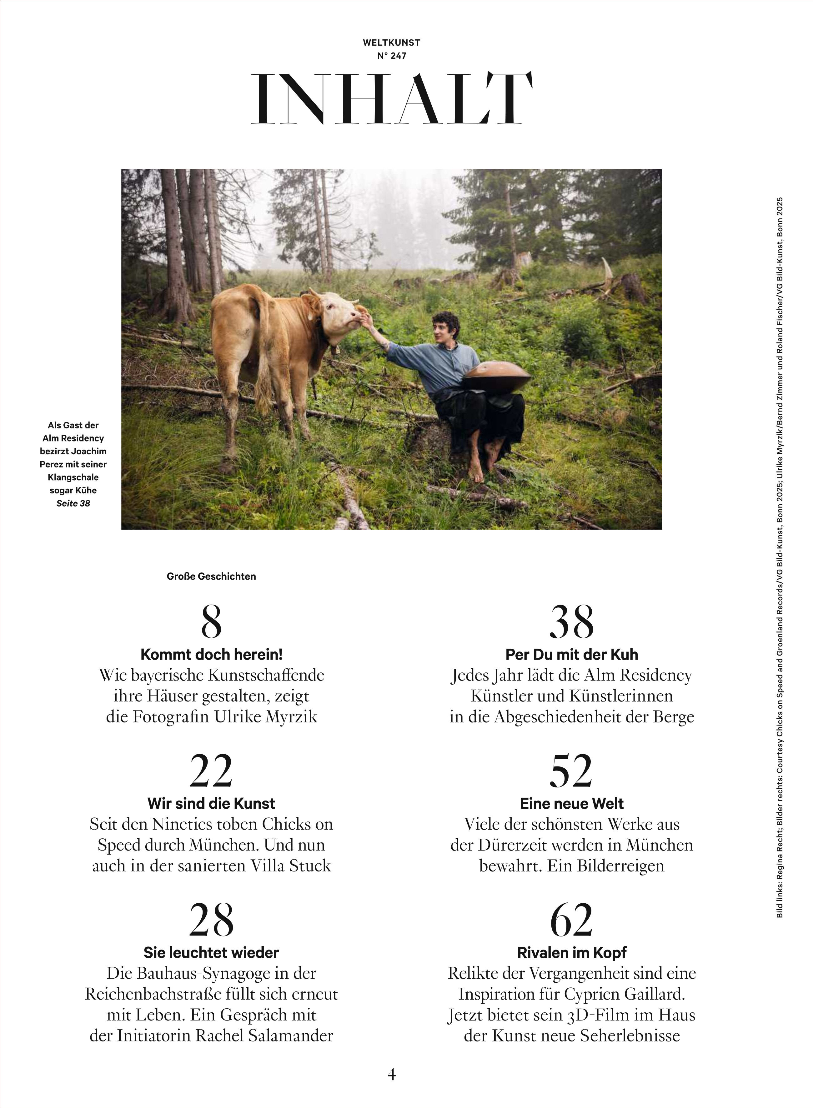 Titelseite eines Kunstmagazins mit dem Titel 'Weltkunst Sonderheft München'. Das Bild zeigt eine Person, die auf einer grünen Alm im Wald mit einer Kuh interagiert. Der Hintergrund enthält Bäume und Nebel, während unten Texte mit Themen und Inhalten der Ausgabe gelistet sind. Die Szene vermittelt Naturverbundenheit und bayerische Tradition.