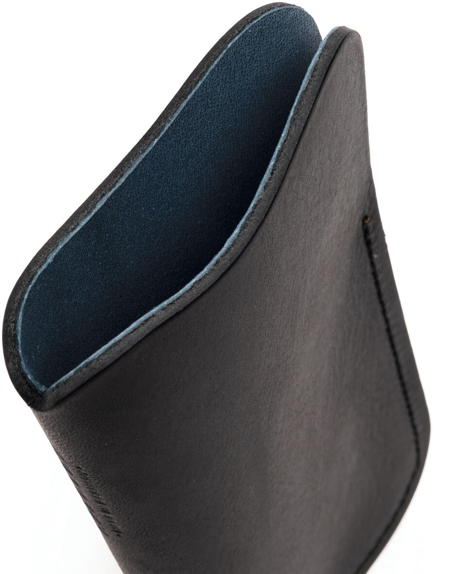 Das Bild zeigt ein schwarzes Kernleder Brillenetui von schlichter Eleganz. Das Etui ist hochwertig verarbeitet und hat ein offenes Hauptfach. Das Innenfutter ist in dunklem Blau gehalten. Der Hintergrund ist rein weiß, wodurch das Etui klar hervorgehoben wird.