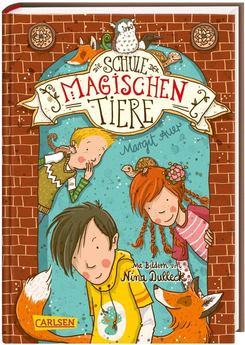 Das Buch ‚Schule der magischen Tiere 1‘ von Margit Auer zeigt eine farbenfrohe Illustration von drei Kindern, einem Fuchs und einer Schildkröte auf dem Cover. Der Titel ist auffällig und bunt gestaltet.