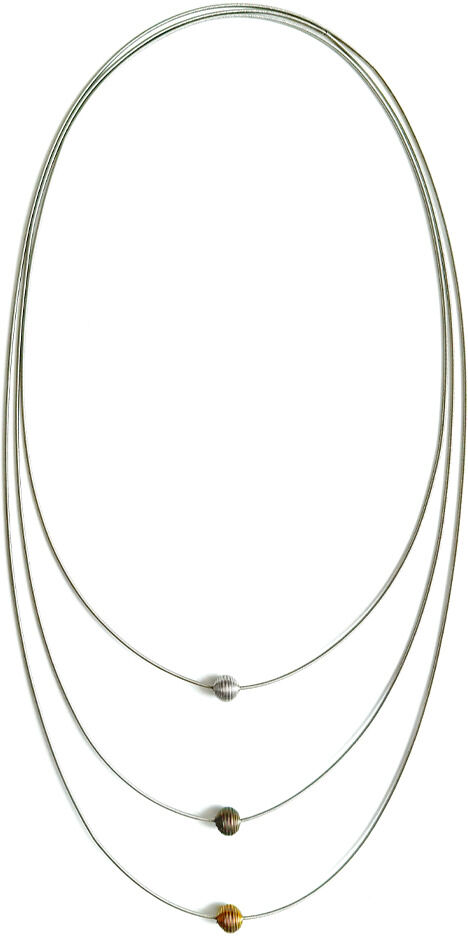 Collier »Planet lang« aus Edelstahl mit drei unterschiedlich farbigen Perlen, die an einer dreischichtigen Halskette hängen. Die Perlen sind in Silber, Weiß, Gold und Braun gestaltet und vermitteln einen minimalistischen und eleganten Stil.