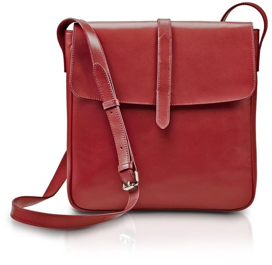 Rote Ledersatteltasche mit Klappe und verstellbarem Schulterriemen auf weißem Hintergrund.
