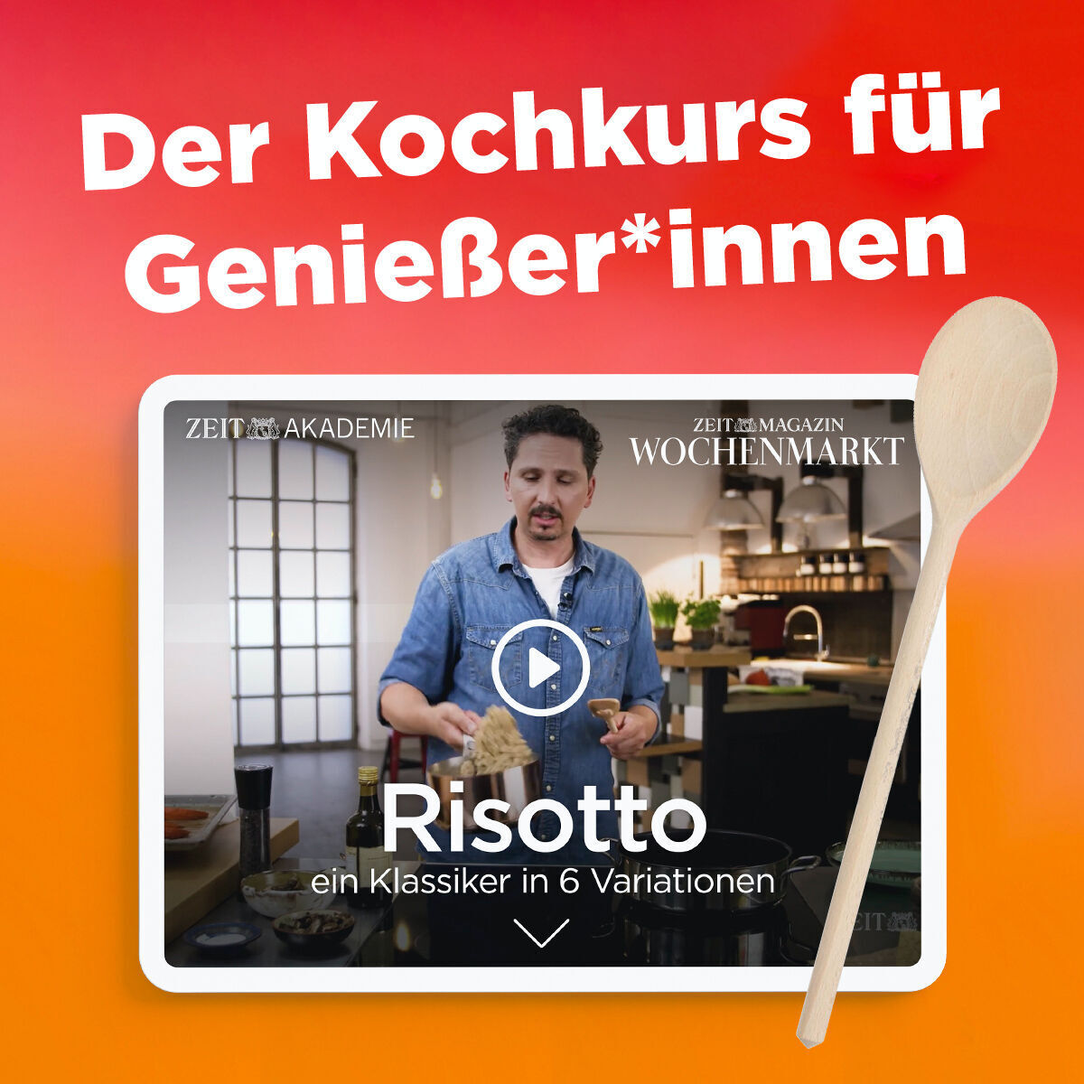 Tablett mit einem Bild eines Videokurses, das einen Mann zeigt, der Risotto kocht. Im Hintergrund eine Küche. Texte: 'Der Kochkurs für Genießer*innen', 'ZEIT AKADEMIE', 'ZEIT MAGAZIN WOCHENMARKT'.
