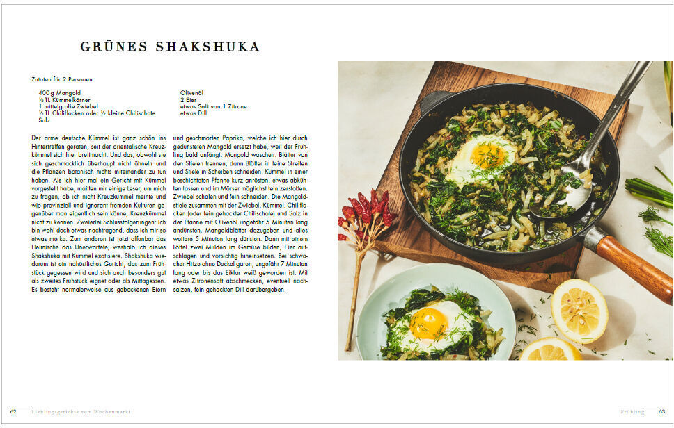 Ein Aufschlag des Kochbuchs »Lieblingsgerichte vom Wochenmarkt« zeigt ein Rezept für Grünes Shakshuka, begleitet von Bildern der zubereiteten Speise in einer Pfanne. Frische Zutaten sind ebenfalls abgebildet.
