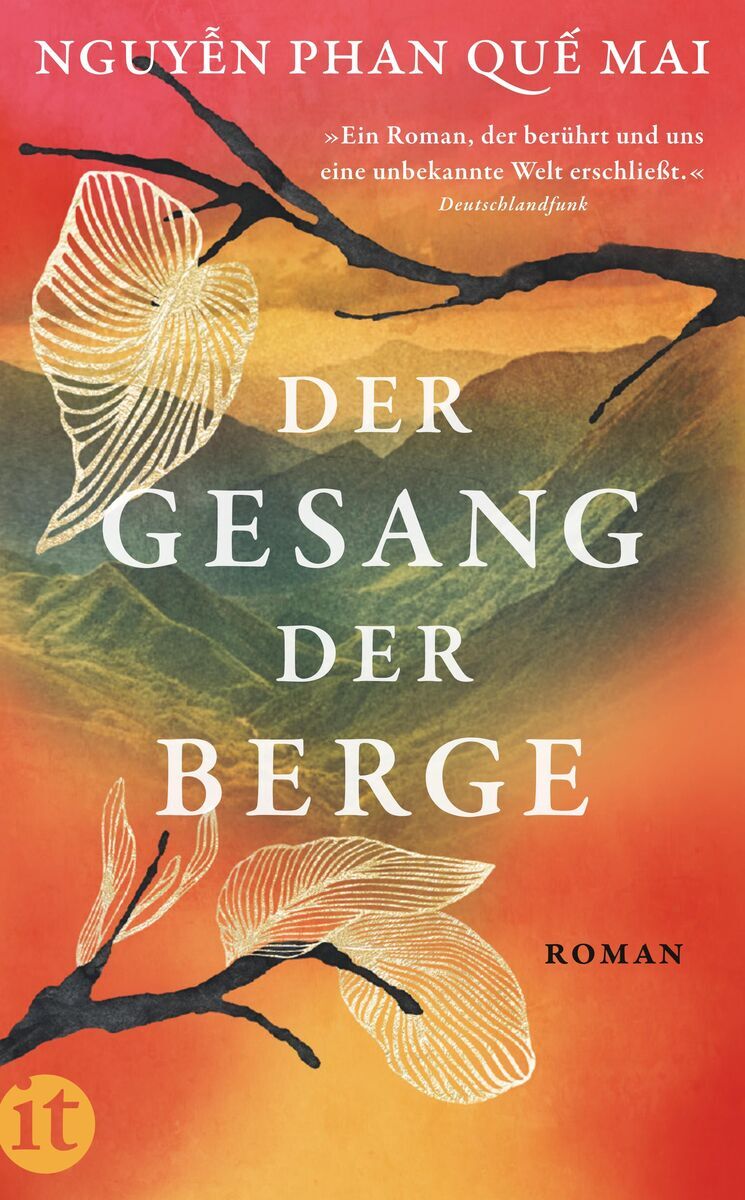 Buchcover des Romans 'Der Gesang der Berge' von Nguyen Phan Que Mai. Das Cover zeigt abstrakte Illustrationen von Blättern und Zweigen vor einem farbenfrohen Hintergrund in Rot-, Orange- und Gelbtönen, mit dem Titel und dem Autorennamen in weißer Schrift.