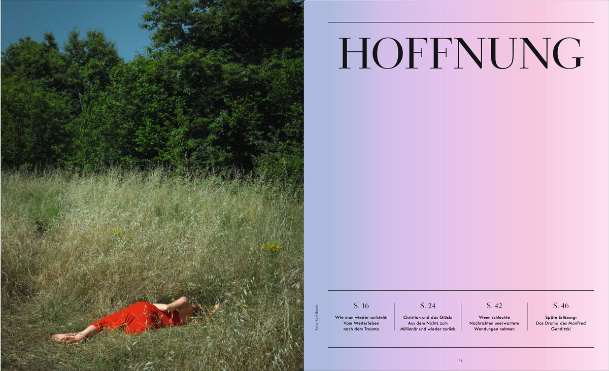 Eine Frau in einem roten Kleid liegt auf einer Wiese im Gras. Der Hintergrund besteht aus Bäumen und grünem Laub. Auf der anderen Seite der Aufnahme befindet sich eine Seite des Magazins ZEIT VERBRECHEN 22/23 mit dem Titel 'Hoffnung'.