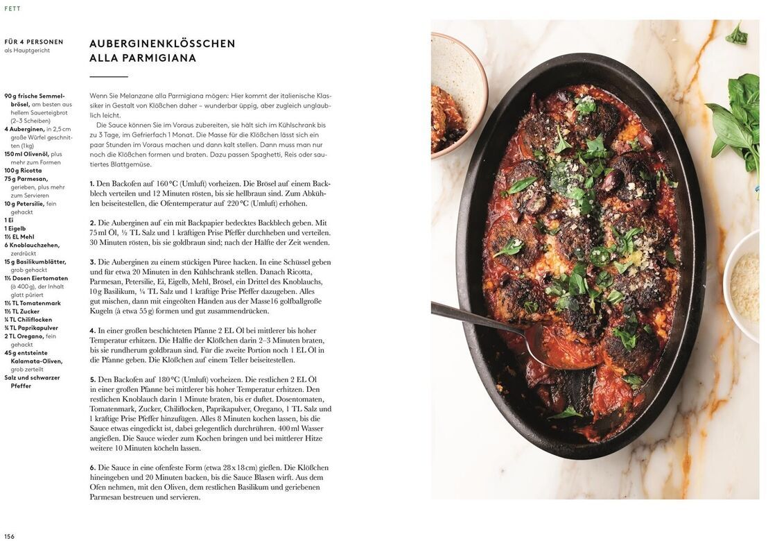 Doppelseite eines Kochbuchs von Yotam Ottolenghi mit dem Titel 'Flavour'. Auf der linken Seite ein Rezept für Auberginen alla Parmigiana mit detaillierten Anweisungen. Auf der rechten Seite ein Bild des fertigen Gerichts in einer schwarzen Auflaufform, das mit frischen Kräutern garniert ist.