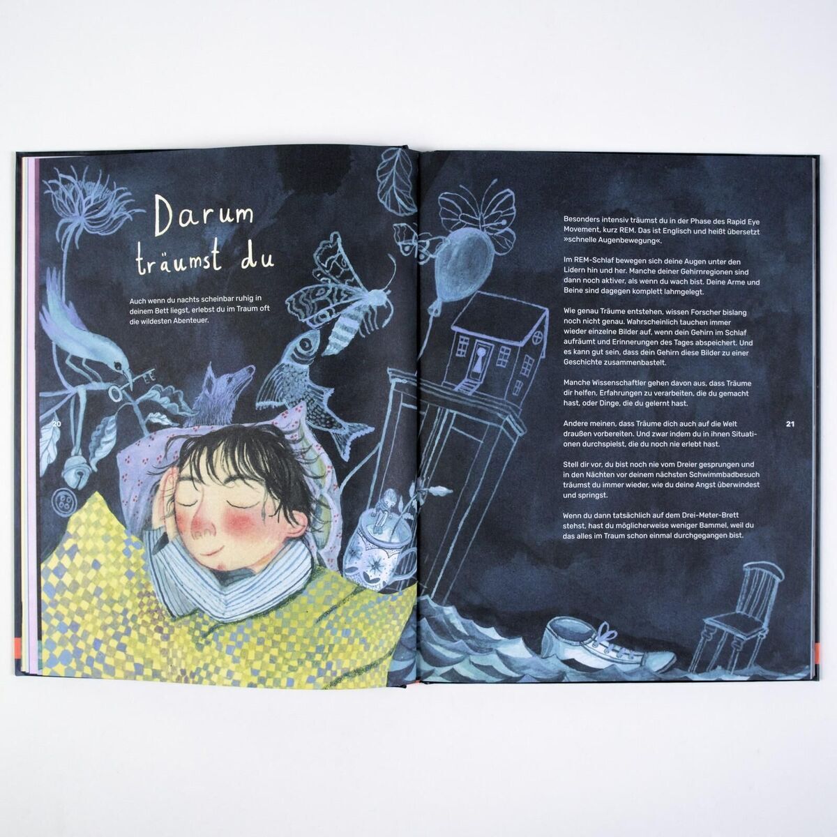 Aufgeschlagenes Kinderbuch mit farbenfrohen Illustrationen. Links schläft ein Kind in einem gemusterten gelben Schlafanzug, umgeben von fantastischen Tieren und Objekten. Der Hintergrund ist hauptsächlich dunkelblau. Der Text auf der rechten Seite erzählt eine Geschichte.