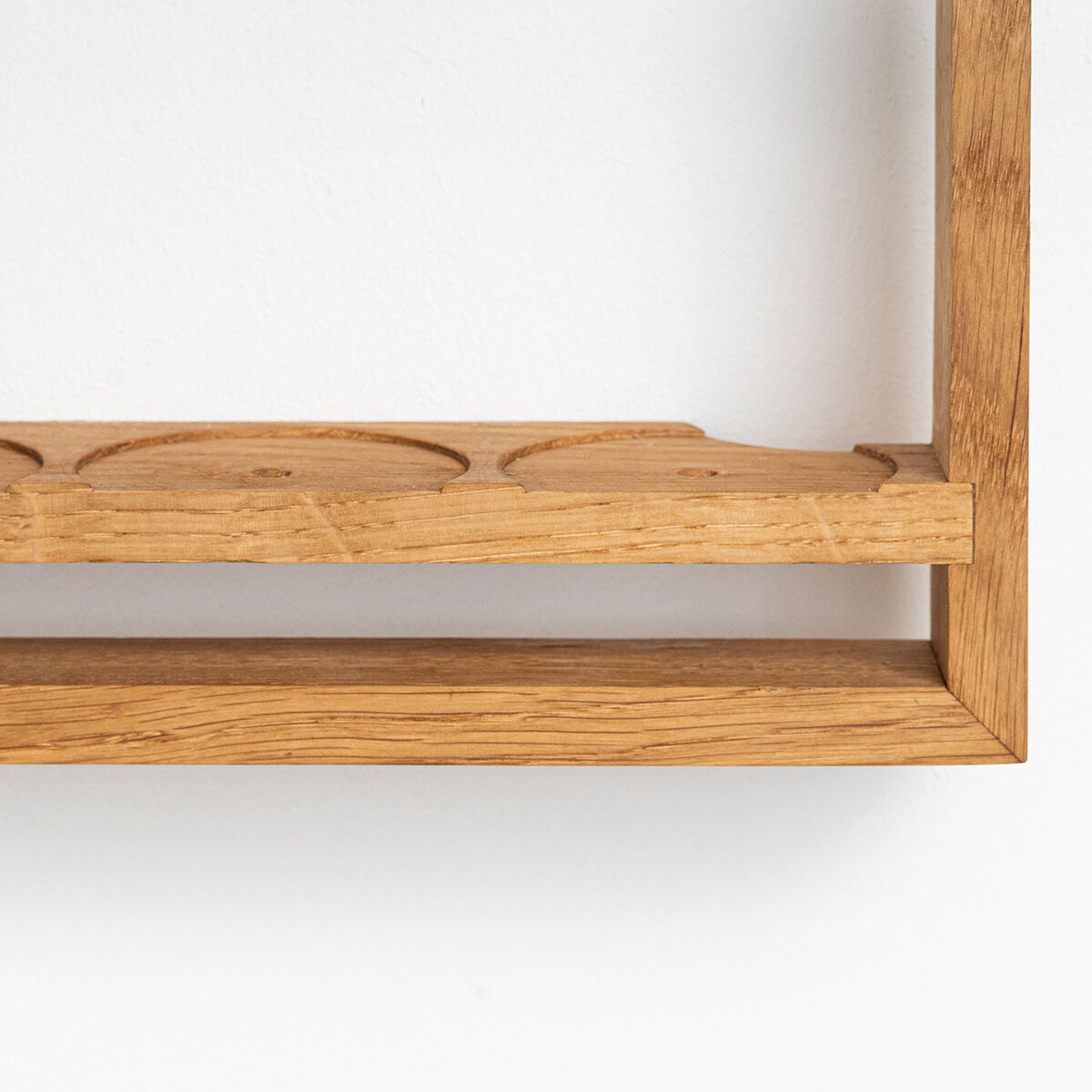 Ein Gewürzregal aus hellem Holz im minimalistischen Design.