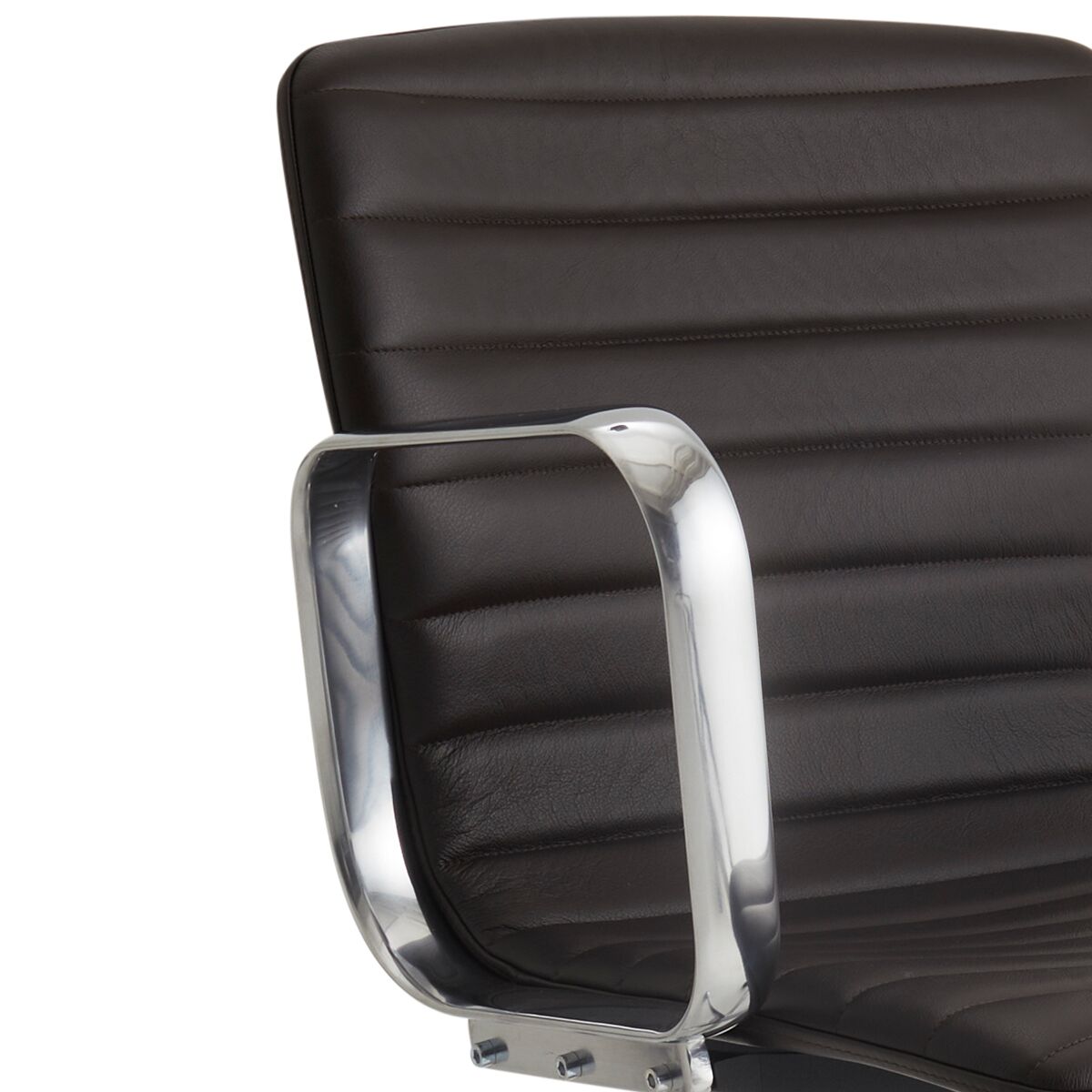 Detailaufnahme eines luxuriösen Schreibtischstuhls der ZEIT Sonderedition »Butterfly« von Magnus Olesen aus dunkelbraunem Leder und poliertem Aluminiumarmlehnen. Die Sitzfläche und Rückenlehne zeigen eine feine, klare Steppung. Die Holzschale ist leicht erkennbar.